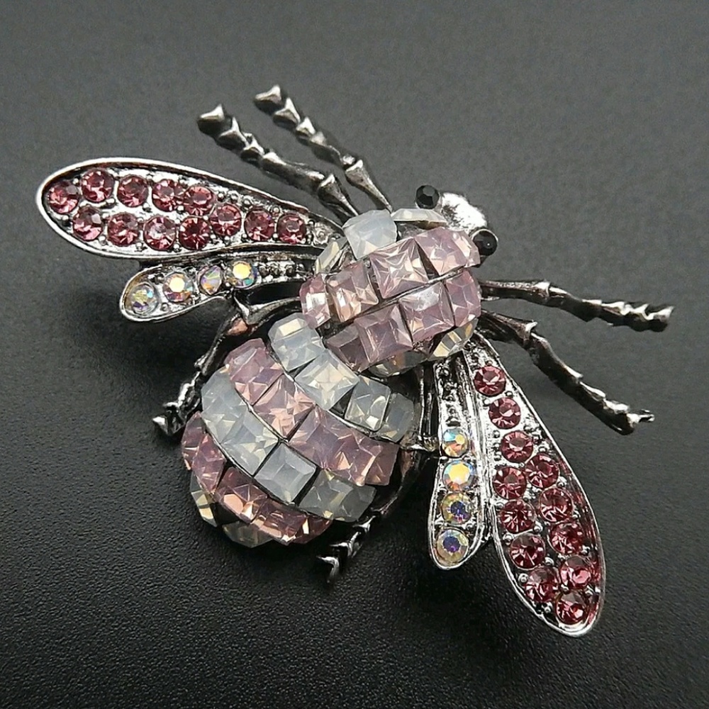 💕 Betsey Johnson Rhinestone Brooch